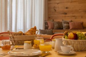 una mesa con una cesta de pan y una cesta de fruta en Silves History Guest House, en Silves