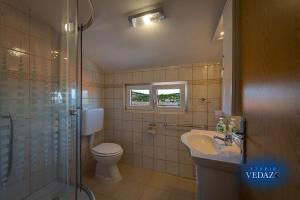Koupelna v ubytování Holiday apartment in Razanj with sea view, terrace, air conditioning, WiFi 4773-3 + 29 fotografií