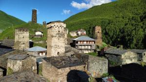 un viejo castillo en medio de una montaña en Old House en Ushguli