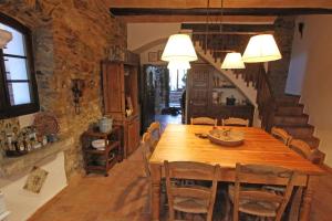 a dining room with a wooden table and chairs at Casa acogedora en Begur in Begur