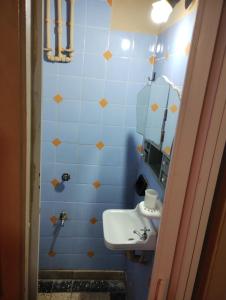 a blue bathroom with a sink and a mirror at Depto San Clemente 3 in San Clemente del Tuyú