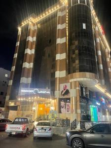 a building with cars parked in front of it at night at رغد الشاطئ للاجنحة الفندقية in Jeddah