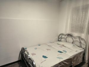 a bed with a comforter with butterflies on it at La casa del Viajero in Puertollano