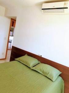 1 dormitorio con 1 cama con colcha verde en Lago Norte - CA 05, en Brasilia