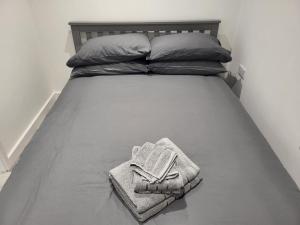 uma cama com um cobertor e um livro sobre ele em The Cosy Nook em Redruth