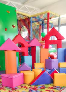 plac zabaw dla dzieci z kolorowym sprzętem do zabawy w obiekcie Hotel Miłosz Restauracja, Basen dla dzieci, Sala Zabaw, Siłownia w Kartuzach