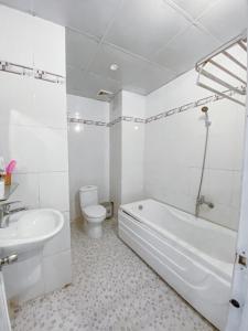 uma casa de banho com uma banheira, um WC e um lavatório. em My Kim Hotel - Ngay Bến Ninh Kiều em Can Tho