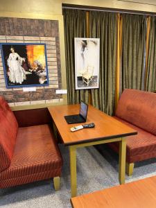 een kamer met een bureau en een laptop op een tafel bij Actor Hotel Budapest in Boedapest
