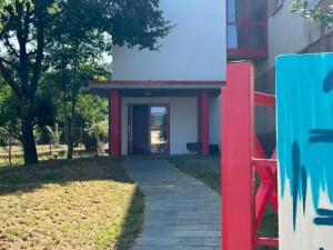 Puebla del BrollónALBERGUE A POBRA DO BROLLON的通往门的砖砌走道建筑
