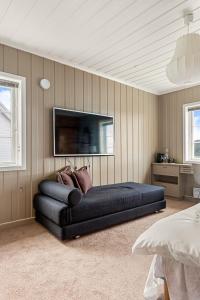 En TV eller et underholdningssystem på Dinbnb Homes I Luxury Villa with Hot Tub & Views