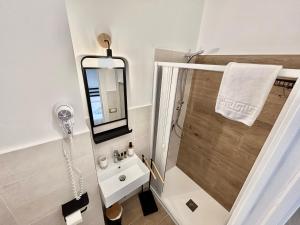 La petite salle de bains est pourvue d'un lavabo et d'un miroir. dans l'établissement Sperlonga Sul Mare, à Sperlonga