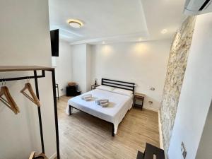 - une chambre avec un lit blanc dans l'établissement Sperlonga Sul Mare, à Sperlonga