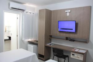 Televízia a/alebo spoločenská miestnosť v ubytovaní Hotel Ilha Costeira