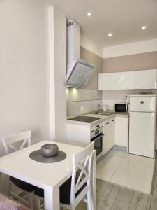 Kuchyňa alebo kuchynka v ubytovaní Apartments Talija Podgora