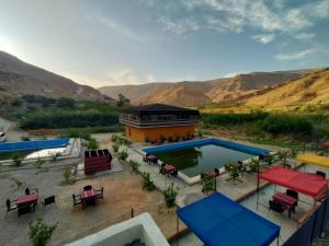 Tufailah的住宿－Sail Alhasa Tourist Resort-Tafila，享有带游泳池的度假村的顶部景致