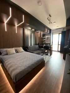 - une chambre avec un grand lit et un salon dans l'établissement Iasi Business Suite, à Iaşi
