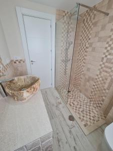 Un baño con ducha, inodoro y lavabo. en Apartamento 1134, en Zahara de los Atunes