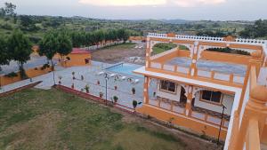 AKSHAY VALLEY内部或周边的泳池