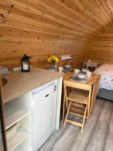 ピーターバラにあるWind In The Willows Luxury Glampingのキッチン(テーブル付)、