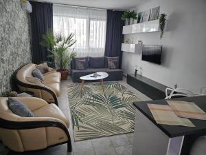 a living room with a couch and a table at Summer Crib Mamaia-Sat in Mamaia Nord