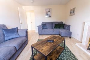 斯溫頓的住宿－Thorley Court, Swindon，客厅配有两张沙发和一张咖啡桌