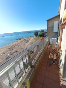 uma varanda com vista para a praia em Mirador Mar de Castelao, 1ª línea de playa urbana em Vilanova de Arousa