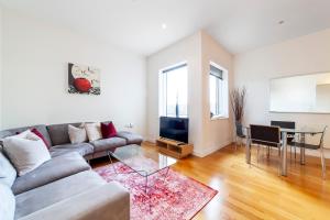 sala de estar con sofá y mesa en Beautiful 1BDR Apartment near Clapham Common, en Londres