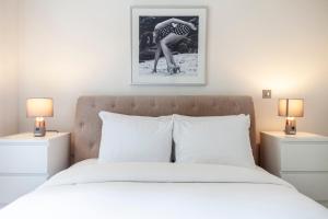 - une chambre avec un lit et deux lampes sur les tables de chevet dans l'établissement Beautiful 1BDR Apartment near Clapham Common, à Londres