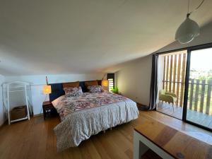 - une chambre avec un lit et une grande fenêtre dans l'établissement La Villa Bleue - Villa d'architecte - Jacuzzi, à Saint-Paul