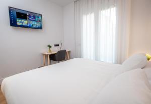 Cama o camas de una habitación en PRINCIPE DE VERGARA ROOMS Lujo en el centro de Logroño