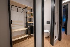 y baño con aseo y espejo. en PRINCIPE DE VERGARA ROOMS Lujo en el centro de Logroño, en Logroño