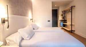 Cama o camas de una habitación en PRINCIPE DE VERGARA ROOMS Lujo en el centro de Logroño