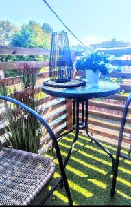 A garden outside Apartman Panorama Park & Free Parking