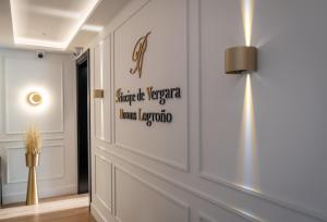Certificado, premio, señal o documento que está expuesto en PRINCIPE DE VERGARA ROOMS Lujo en el centro de Logroño