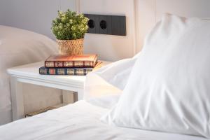 Cama o camas de una habitación en PRINCIPE DE VERGARA ROOMS Lujo en el centro de Logroño