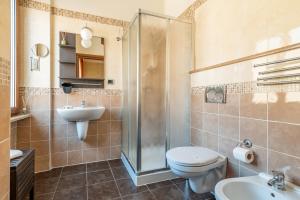 a bathroom with a toilet and a sink and a shower at Alis Laura in Rome