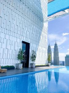 吉隆坡KL Tower KLCC Pavilion by Kimiro的带游泳池的建筑物景观