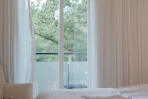 希維克的住宿－希維克酒店，一间卧室设有一张床和一个大窗户