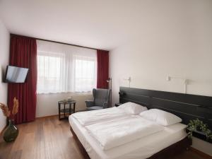 Postel nebo postele na pokoji v ubytování Mühlenhotel Halle-Leipzig + 23 fotografií