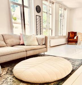 uma sala de estar com um sofá e um tapete em Ruim comfortabel appartement centrum Breda MET restaurant! em Breda