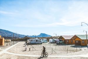 een persoon die fietst op een parkeerplaats bij Camping Fort Bravo in Tabernas