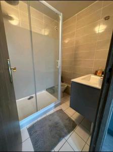 a bathroom with a shower and a sink and a toilet at Appartement modern cosy Rosny -centre ville in Rosny-sous-Bois