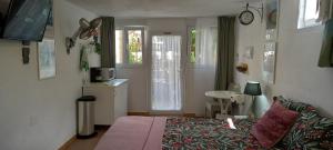 um quarto com uma cama, uma mesa e um lavatório em WELCOME em Garachico