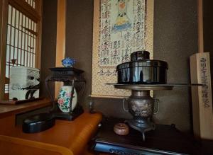 a kitchen with a pot on top of a stove at 640平米・海景房・独栋别墅・古民家“唯未亭” in Bōde