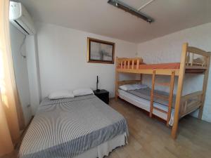 מיטה או מיטות קומותיים בחדר ב-La Villa de Norma