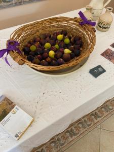 una cesta de fruta sentada en una mesa en Villa Vittoria, en Matera