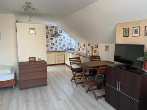 un soggiorno con tavolo da pranzo e cucina di Agroturystyka nad stawami a Szemud