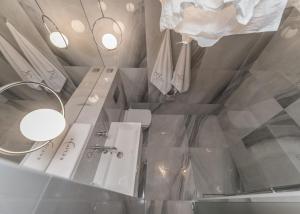 une salle de bain avec un lavabo et des toilettes dans l'établissement Eclipse Silver Room, à Bielsko-Biała