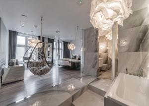 - un salon avec une balançoire au milieu de la pièce dans l'établissement Eclipse Silver Room, à Bielsko-Biała