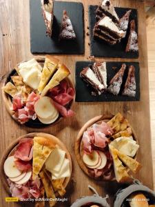 un tavolo con diversi tipi di dessert su piatti di MolinDeiMaghi a Fondo